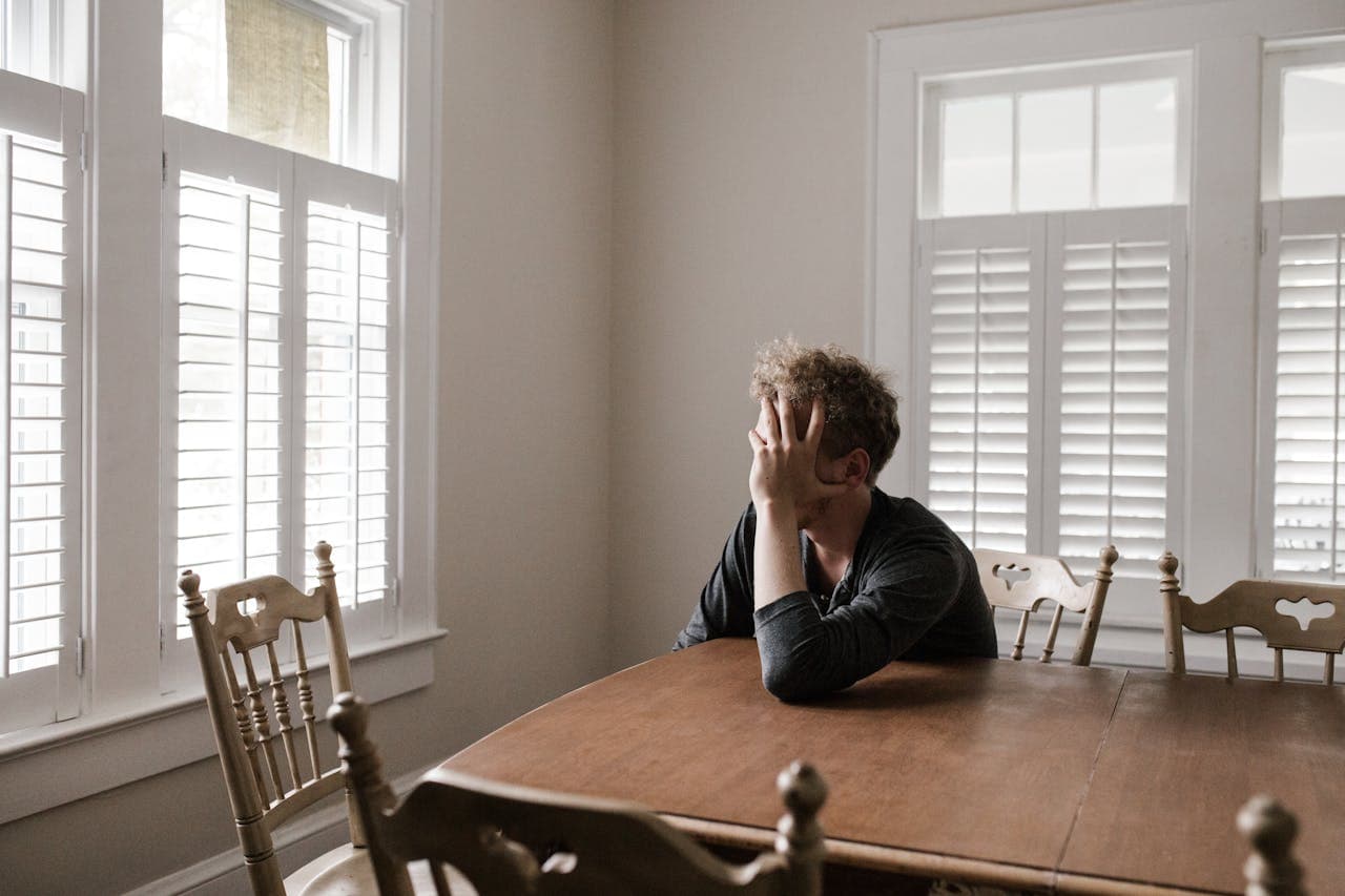 Foto Del Hombre Recostado Sobre Una Mesa De Madera aprendiendo a fracasar