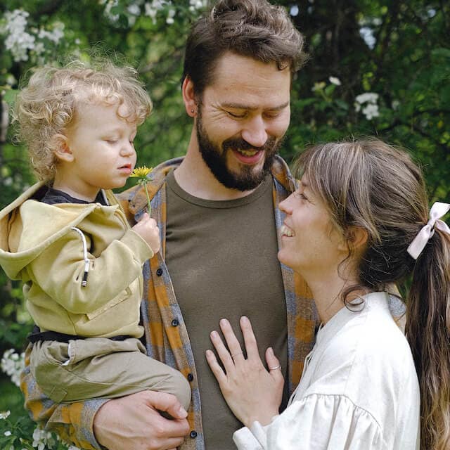 una familia disfruta de tiempo libre juntos sonriendo y aprovechando el momento juntos