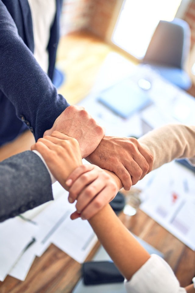el trabajo en equipo y la coordinación de proyectos puede verse ampliamente mejorados por la filosofía a través de un consultor o asesor especializado