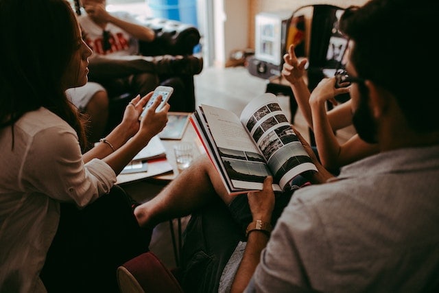 charlas formativas desde la filosofía para grupos de personas en empresas y organizaciones
