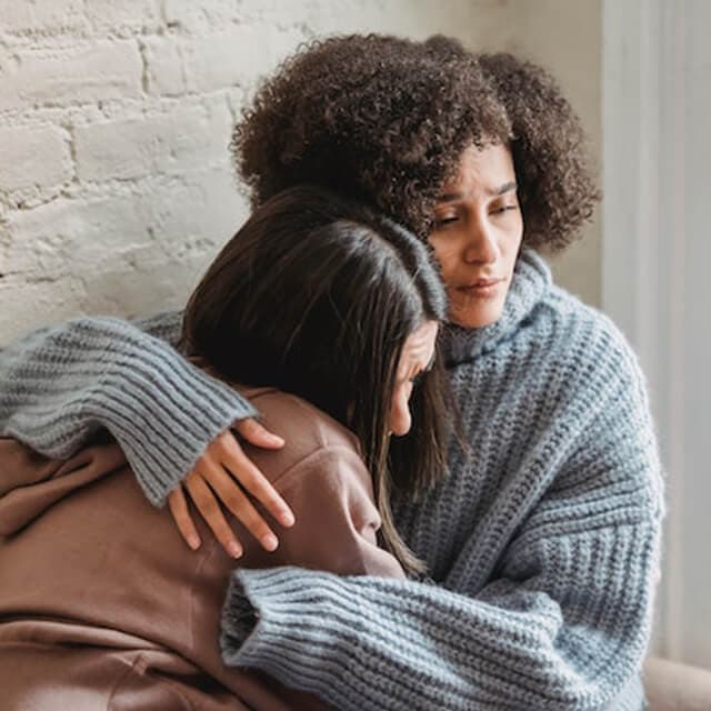 Dos personas abrazándose en un momento de apoyo emocional y escucha